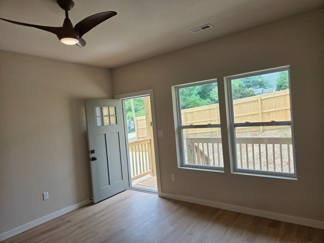 5724 Wallwood Rd - Photo 4 of 21