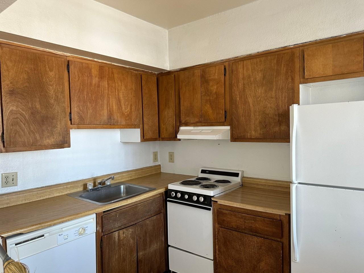 1105 E 12th St - Photo 2 of 10