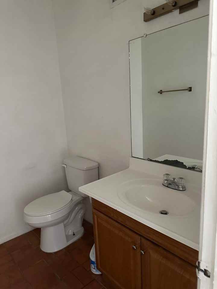 1105 E 12th St - Photo 3 of 10