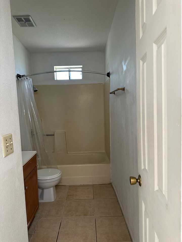 1105 E 12th St - Photo 6 of 10