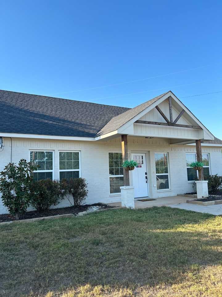 1300 Phoenix Ct - Photo 2 of 7