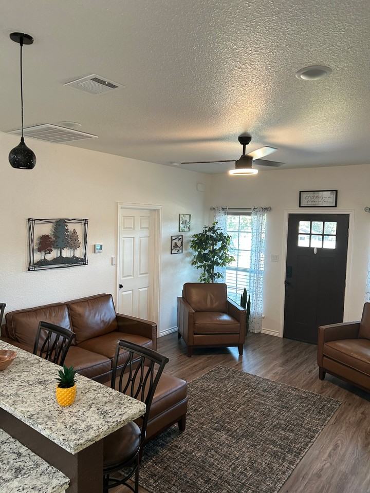 1300 Phoenix Ct - Photo 5 of 7