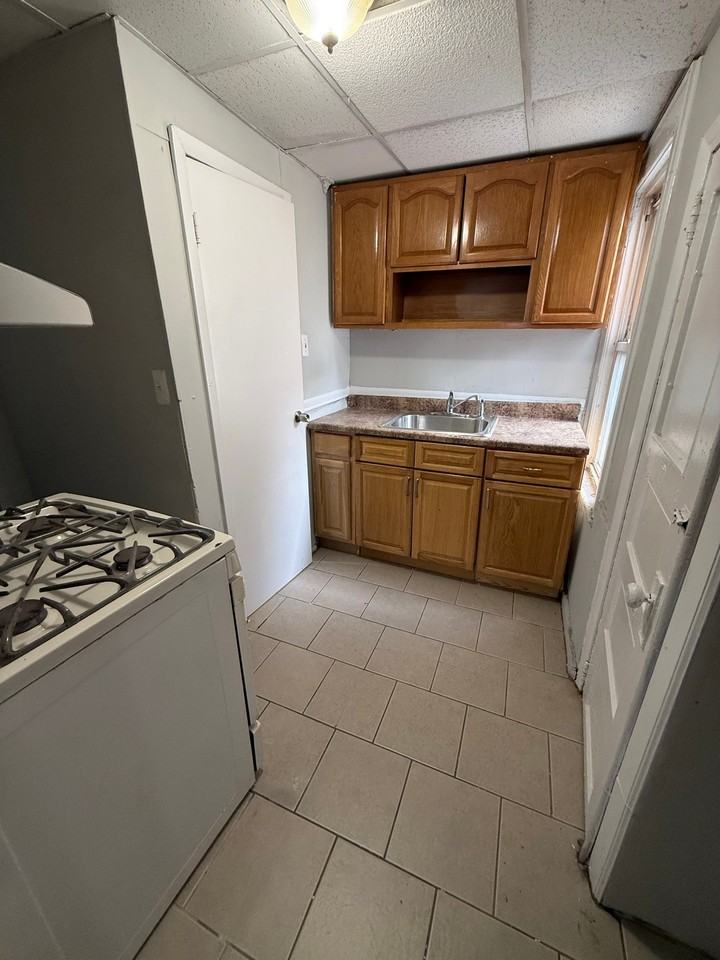 551 Summer St #1R - Photo 6 of 9