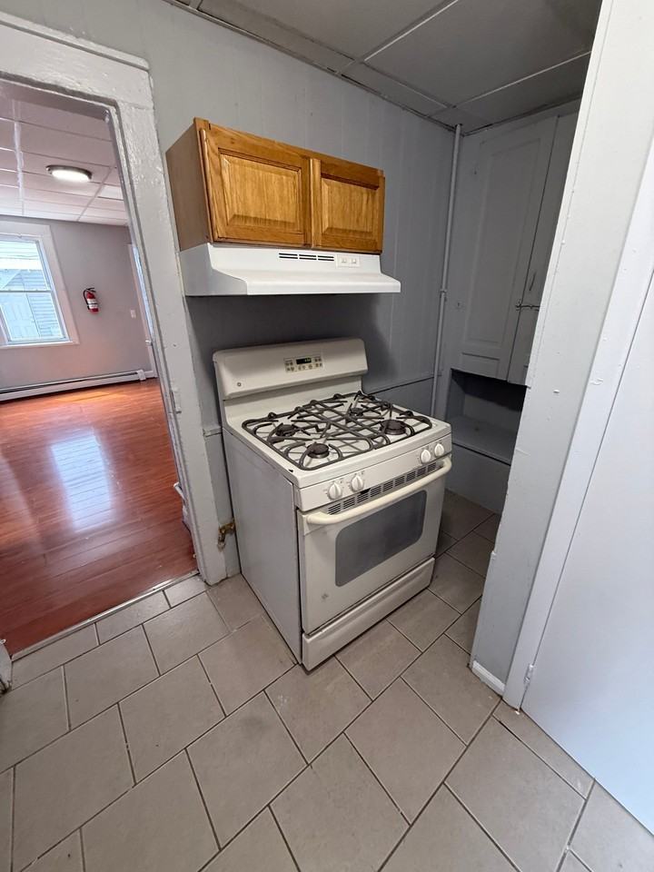 551 Summer St #1R - Photo 7 of 9