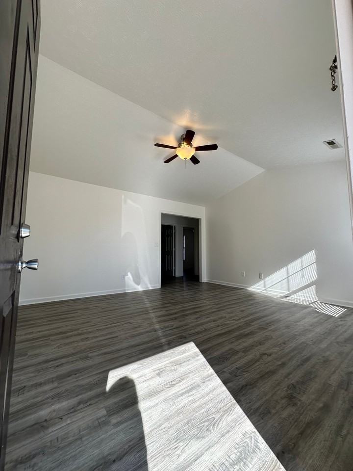 708 E Utica St #B - Photo 2 of 13