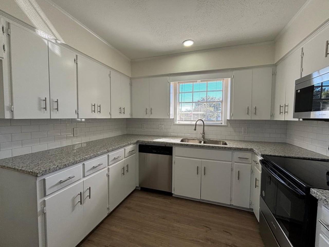 1009 Lawndale Ave - Photo 3 of 12