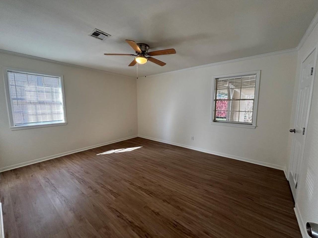 1009 Lawndale Ave - Photo 5 of 12