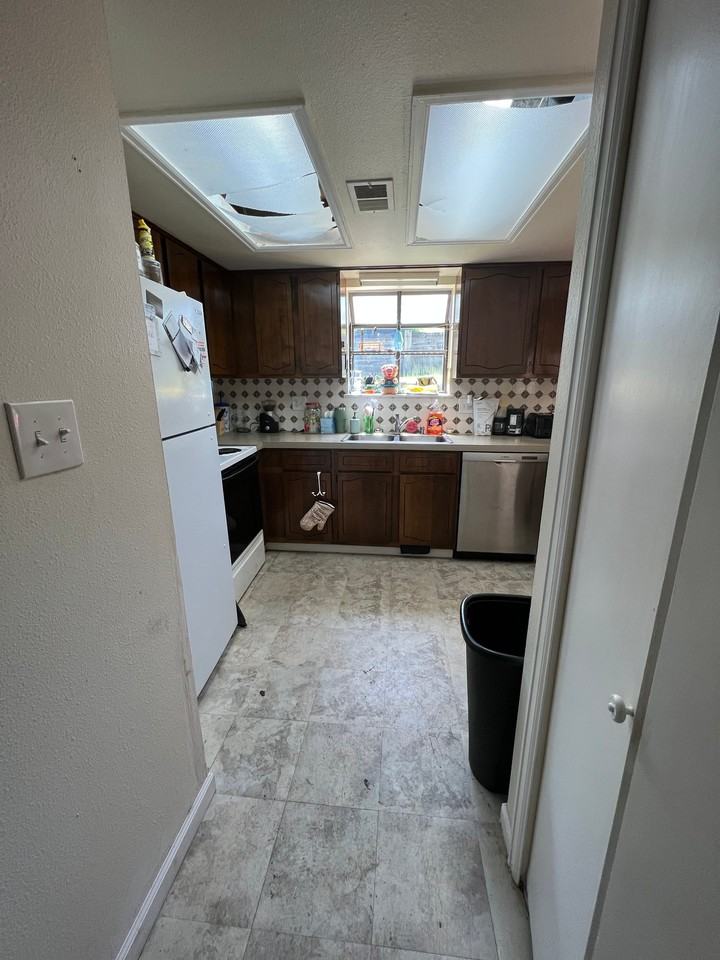 2840 W 21st St - Photo 4 of 9