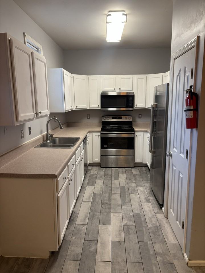 559 Woodlawn Ave Nw #B - Photo 6 of 10