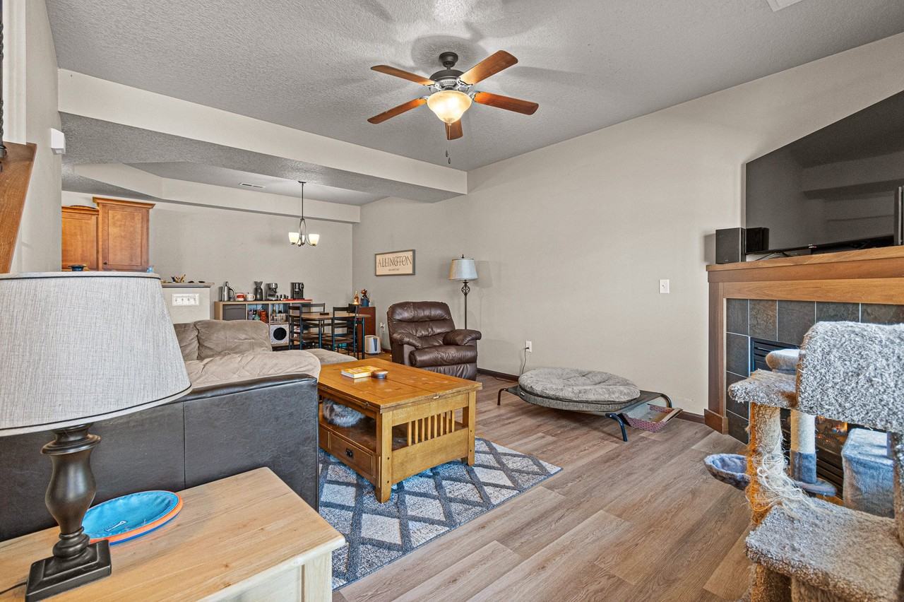 1556 Burr Dr - Photo 3 of 20