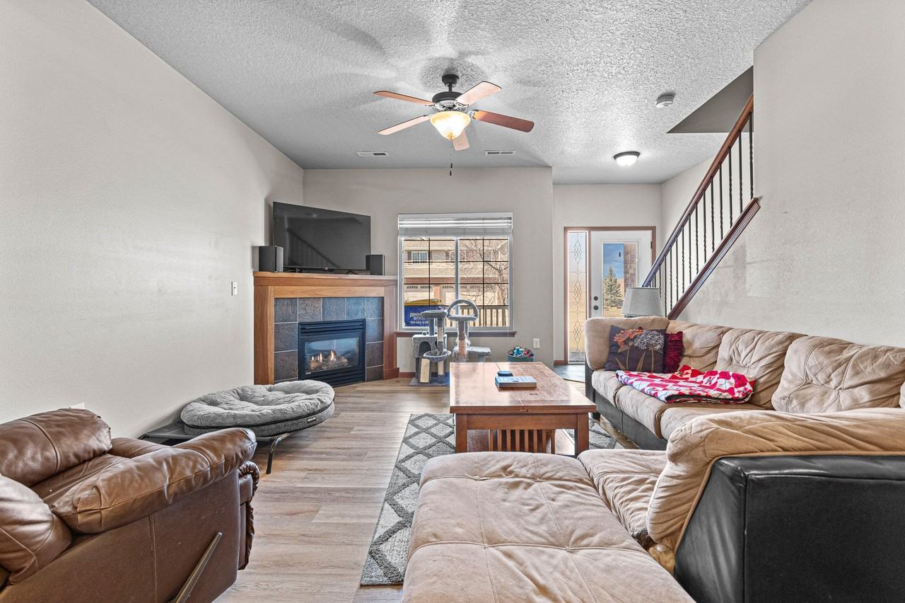 1556 Burr Dr - Photo 4 of 20