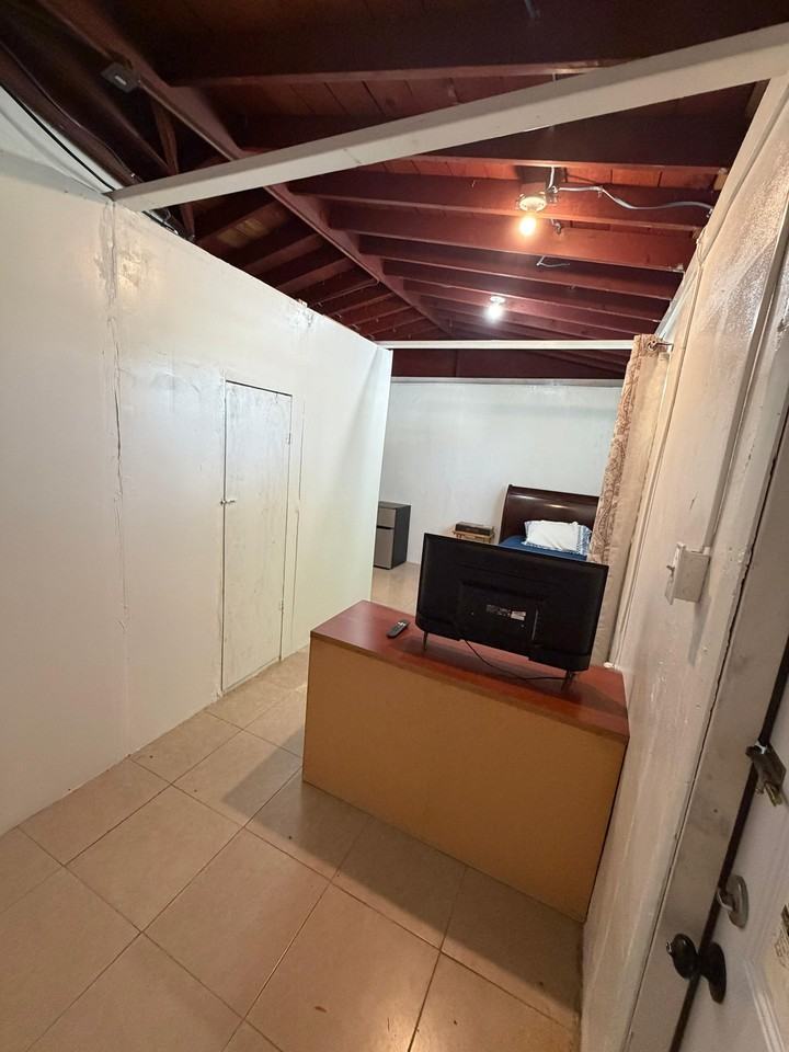 3365 Nw 34th St - Photo 5 of 7