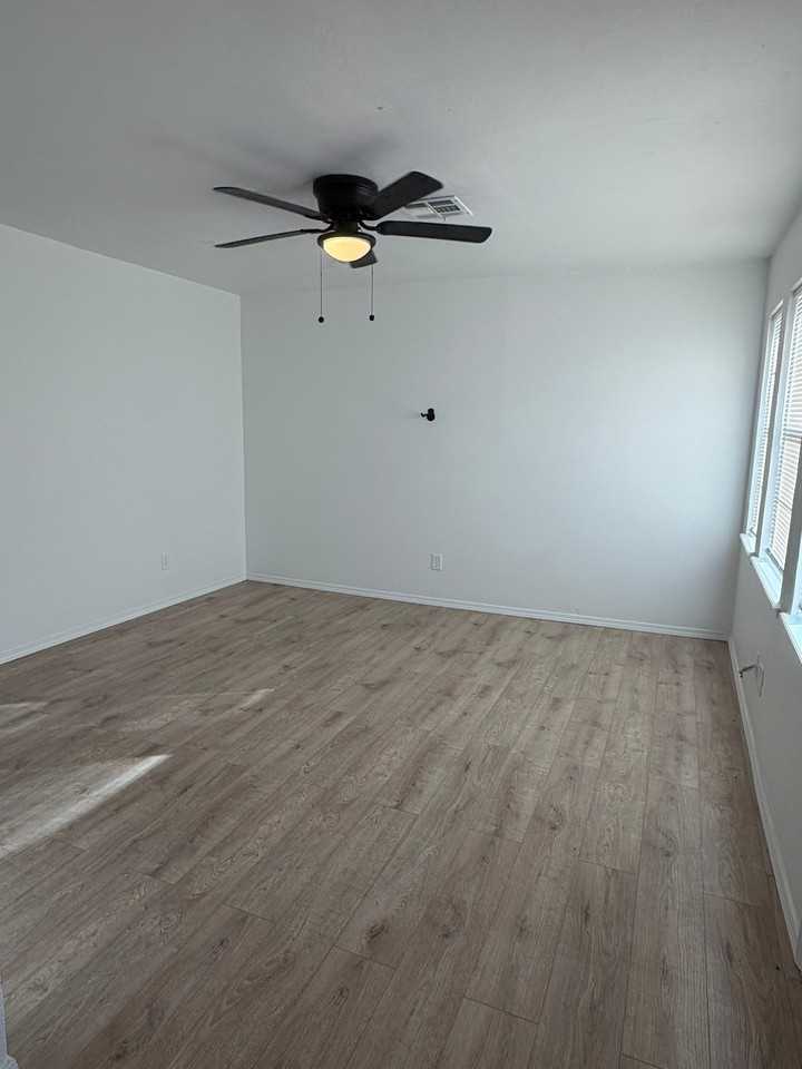 615 S 6th St - Photo 3 of 20