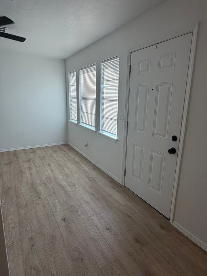 615 S 6th St - Photo 4 of 20