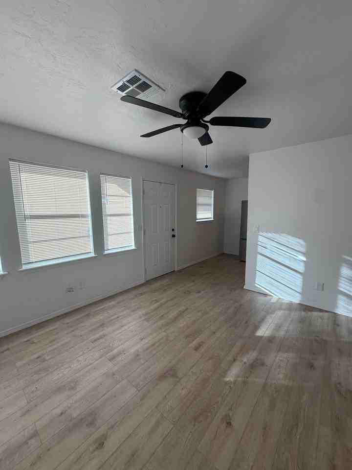 615 S 6th St - Photo 5 of 20