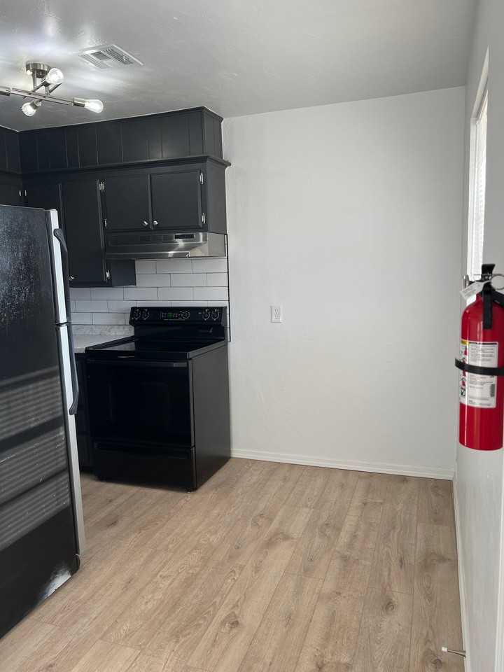613 S 6th St - Photo 6 of 19