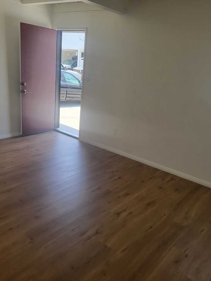 4030 Ingraham St Apt B #B - Photo 2 of 10