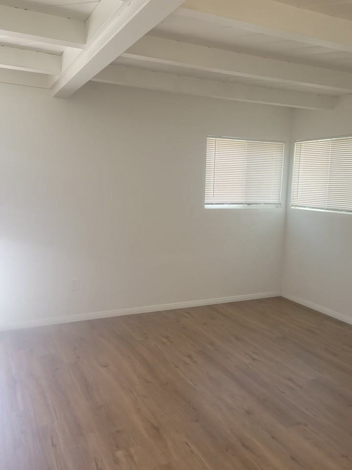 4030 Ingraham St Apt B #B - Photo 3 of 10