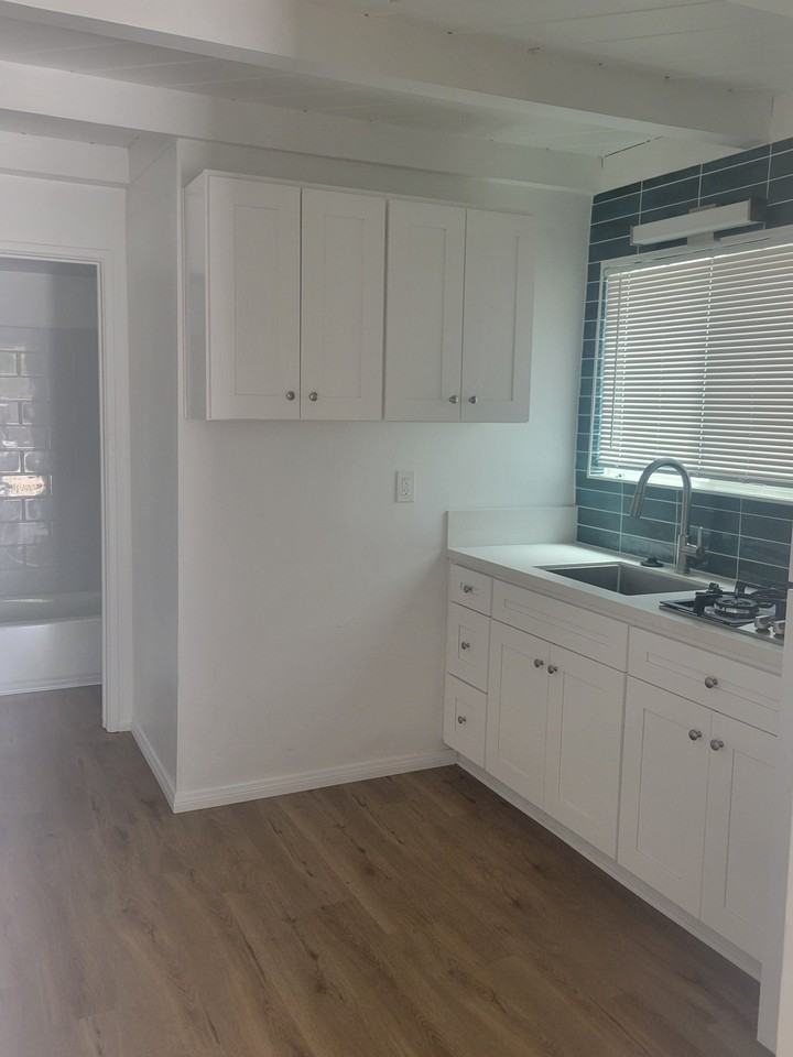 4030 Ingraham St Apt B #B - Photo 6 of 10