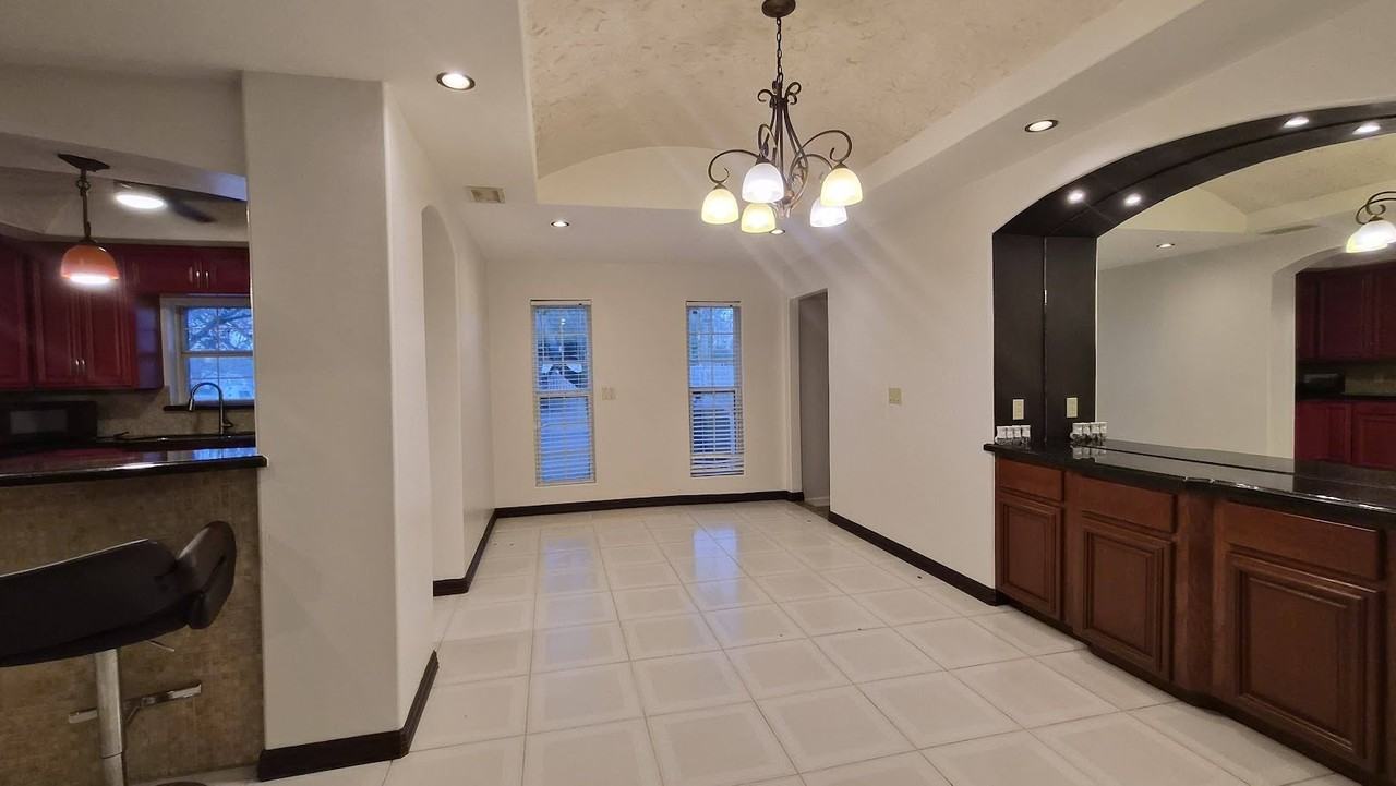 1401 Oriole Ave - Photo 4 of 20