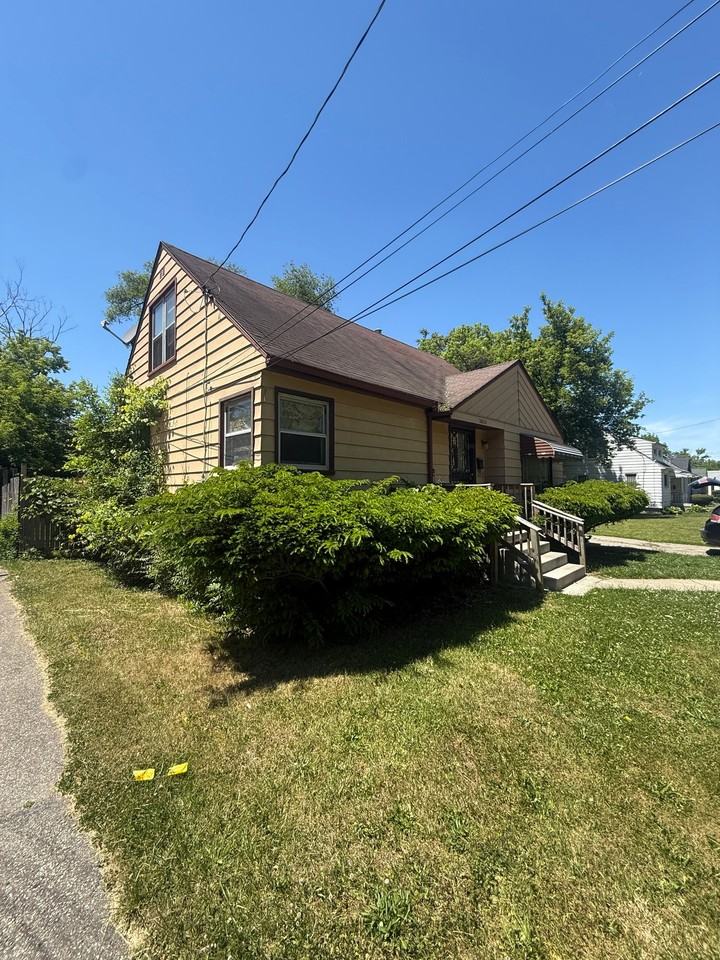 2625 Seneca St - Photo 2 of 20