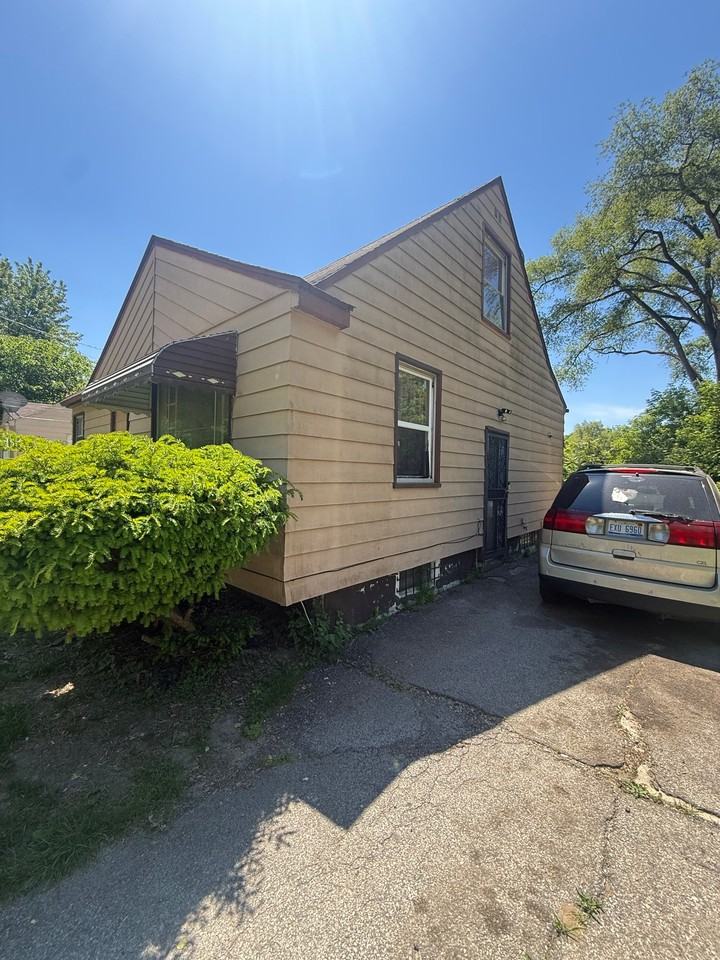 2625 Seneca St - Photo 3 of 20