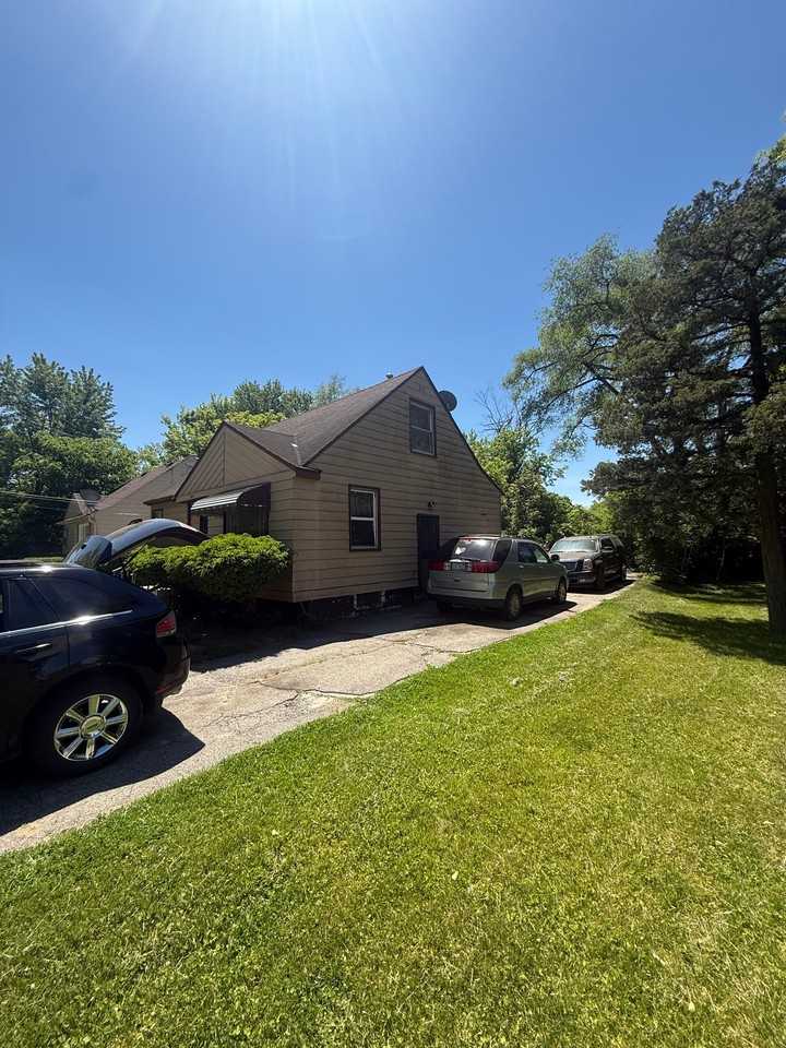 2625 Seneca St - Photo 4 of 20