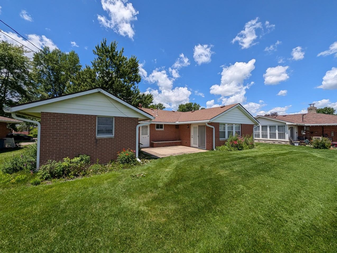 302 Kenyon Dr - Photo 2 of 10