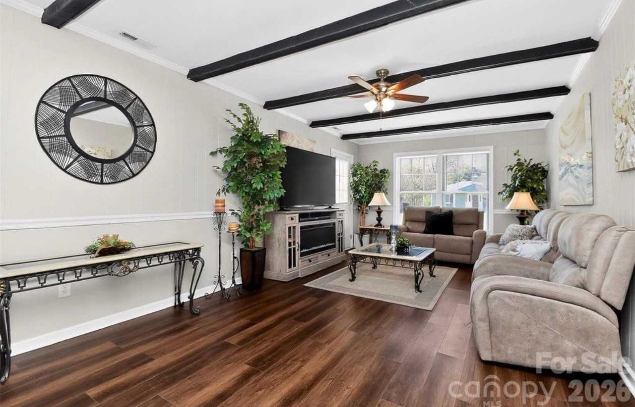 1318 Mcdow Dr - Photo 4 of 12