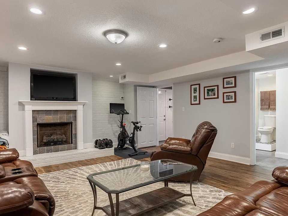 2418 Crescent Club Dr - Photo 2 of 15