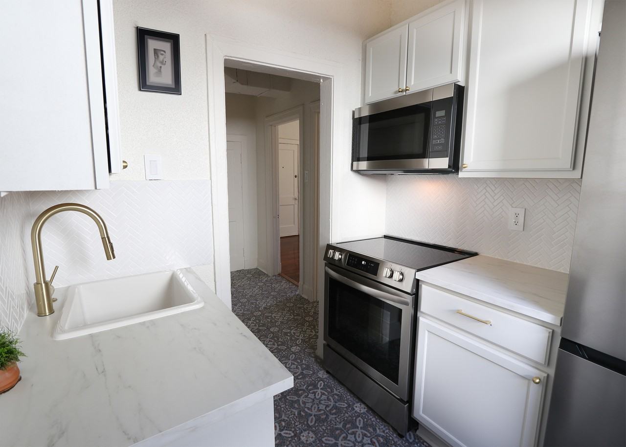 148 Clark Pl - Photo 4 of 10