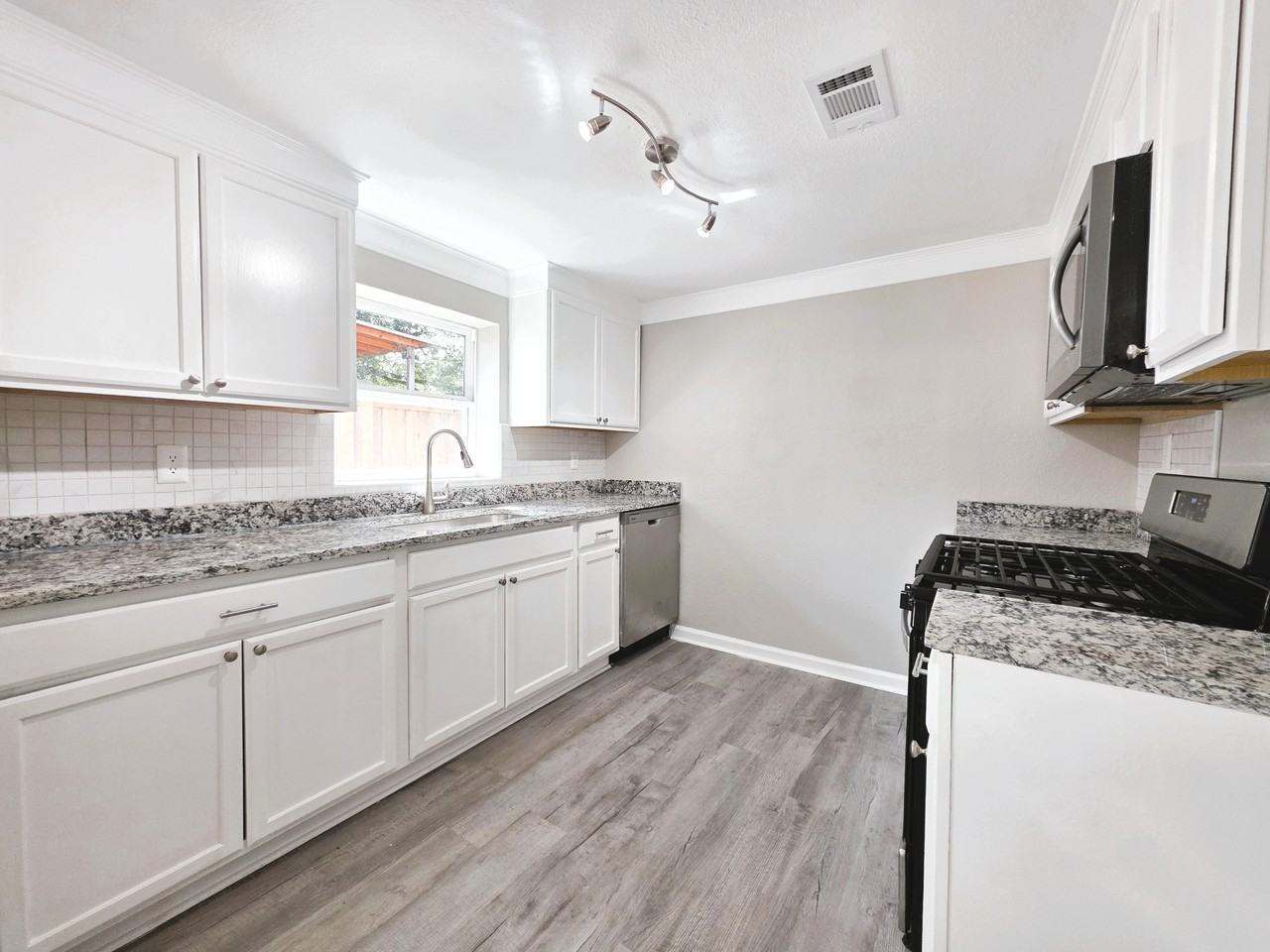 1461 Irish Hill Dr #NA - Photo 3 of 16