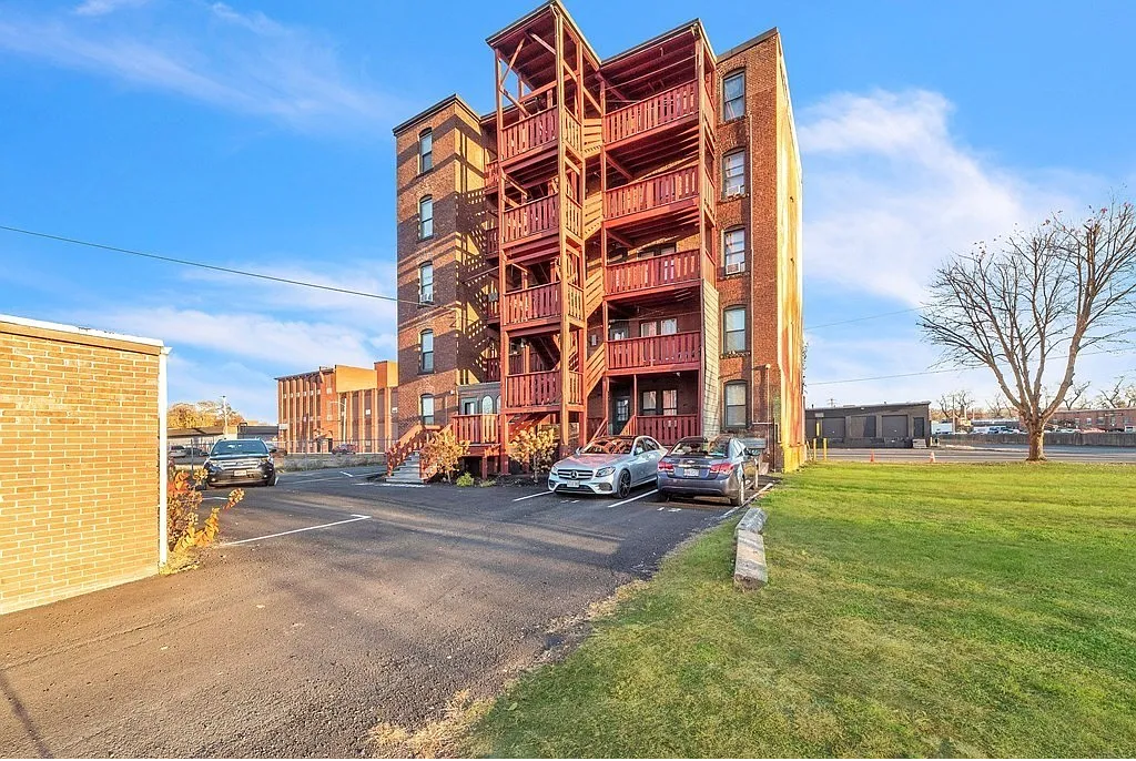649 S Summer St #3L - Photo 2 of 6