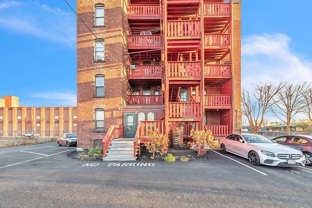 649 S Summer St #3L - Photo 4 of 6