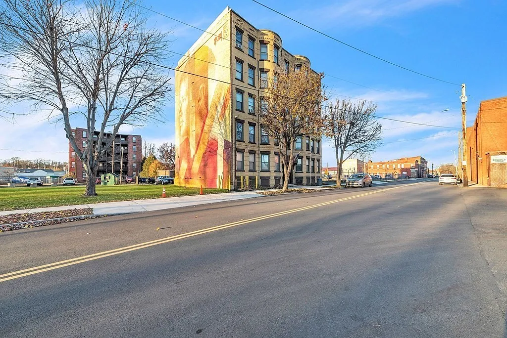 649 S Summer St #3L - Photo 5 of 6