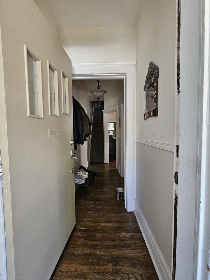 340 Coxwell Ave - Photo 3 of 18