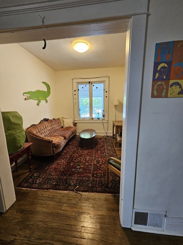 340 Coxwell Ave - Photo 4 of 18