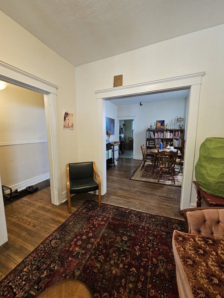 340 Coxwell Ave - Photo 5 of 18