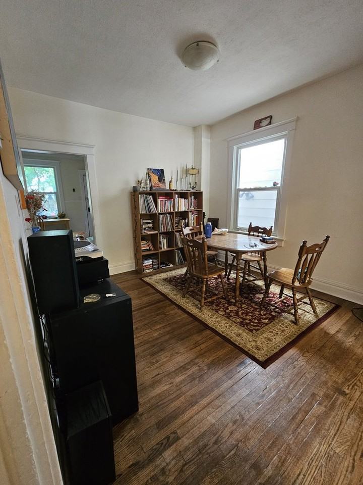 340 Coxwell Ave - Photo 6 of 18