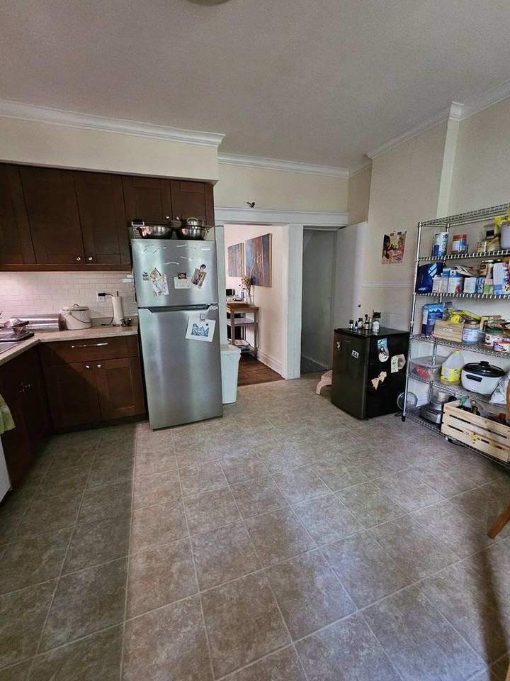 340 Coxwell Ave - Photo 7 of 18