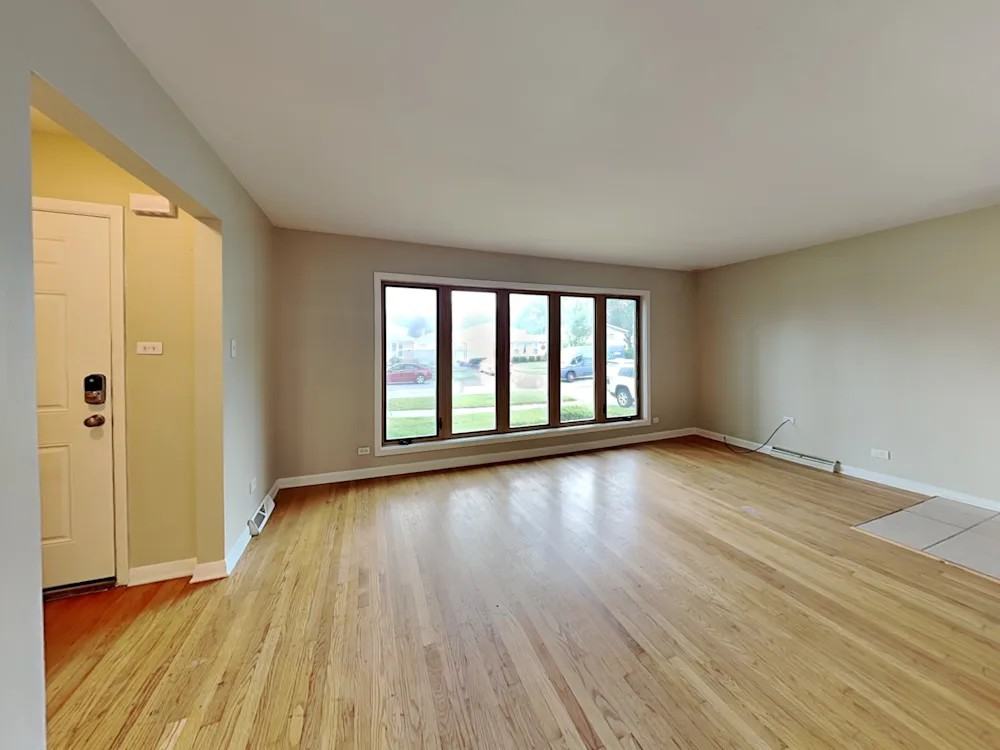 10111 South 53rd Avenue - Photo 3 of 7