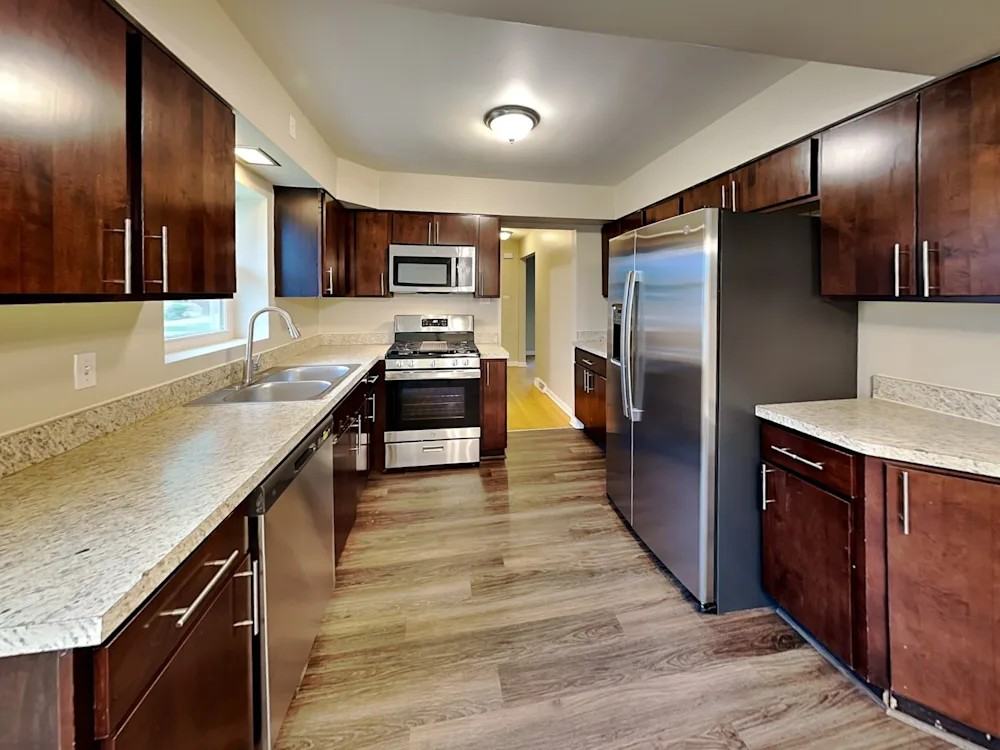 10111 South 53rd Avenue - Photo 6 of 7