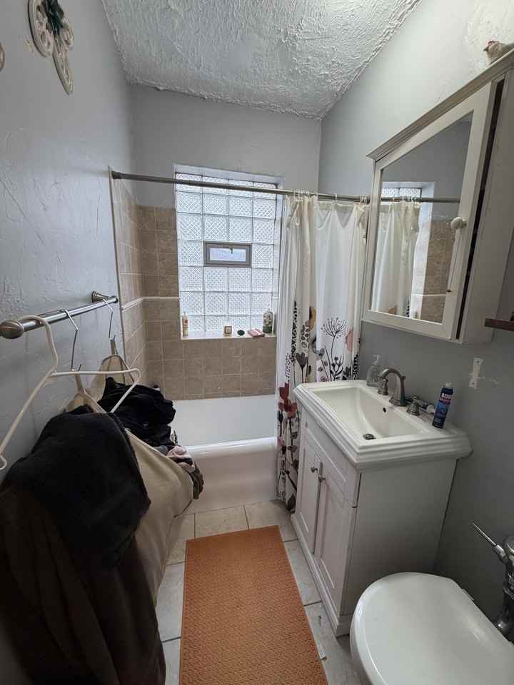 842 W Ainslie St #1 - Photo 4 of 8