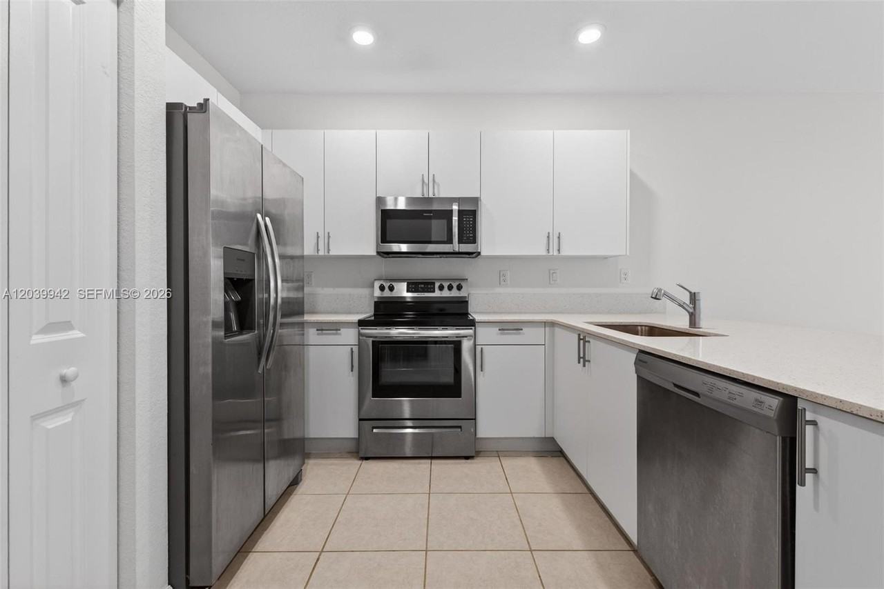 2662 Southeast 10th Street #2662 - Photo 3 of 14