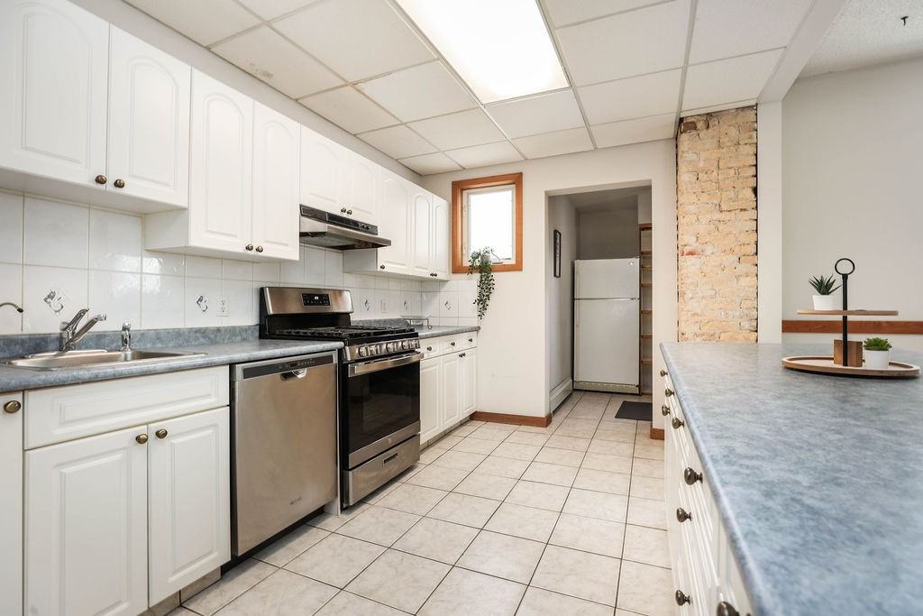571 Fleet Avenue - Photo 5 of 19