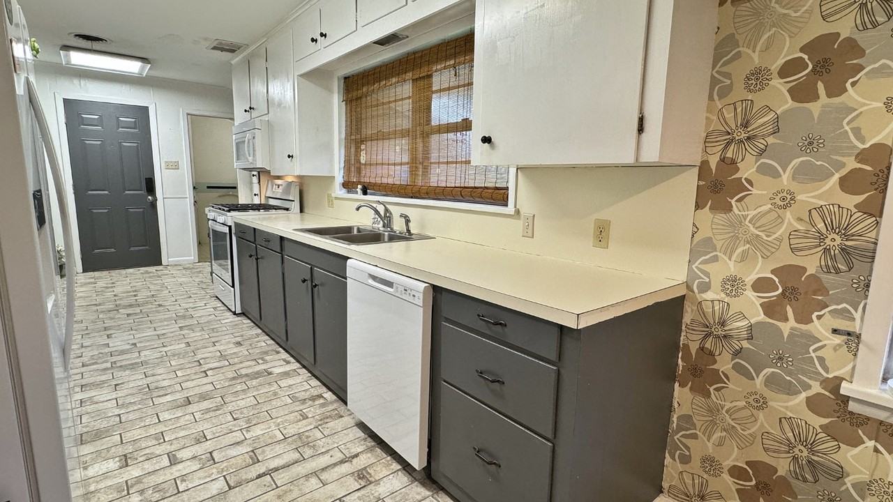 102 N Pinecrest Dr - Photo 6 of 27
