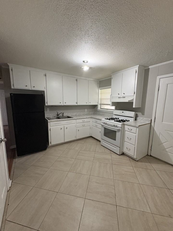233 Dyas Dr - Photo 2 of 13