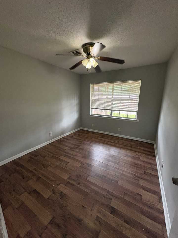 233 Dyas Dr - Photo 3 of 13
