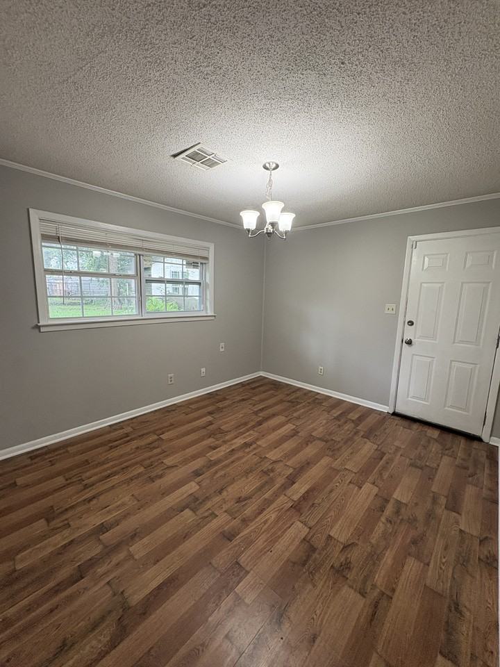 233 Dyas Dr - Photo 4 of 13
