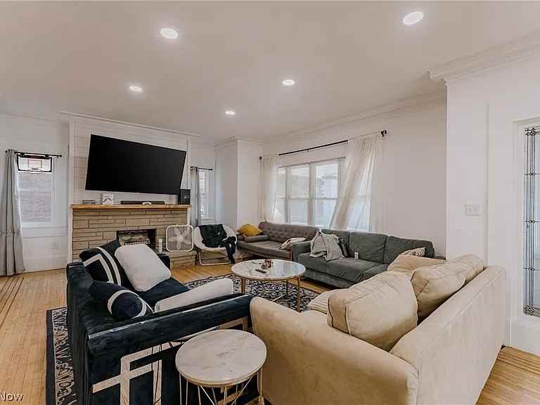 1507 E 108th St - Photo 3 of 11